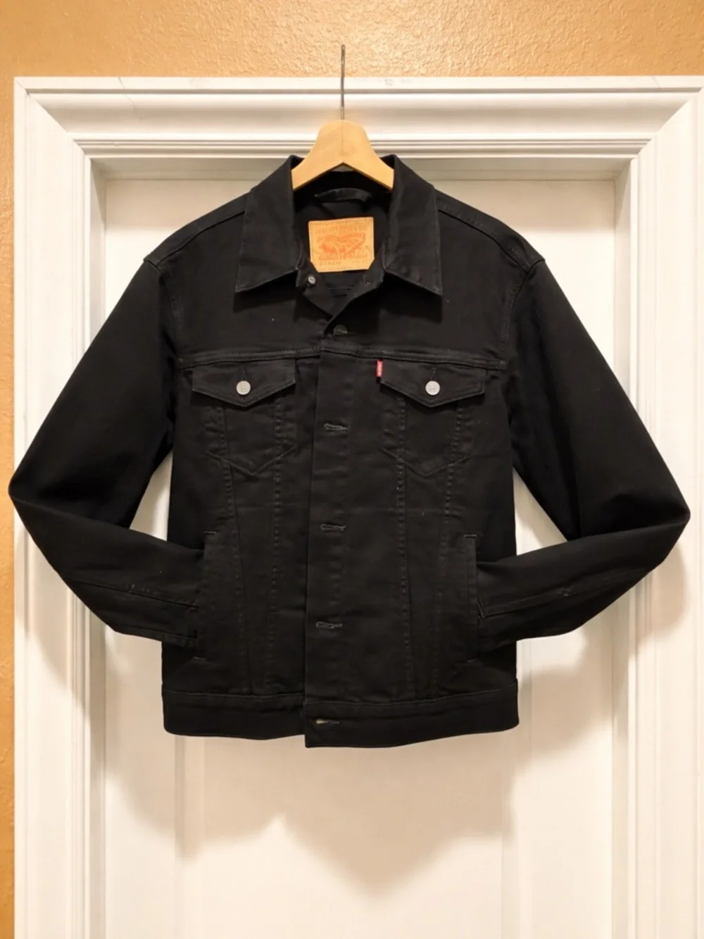 Men's Levi's Black Denim Trucker Jacket with Signature Red Tab - Picture 3 of 5